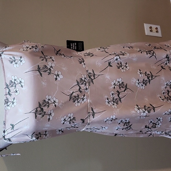 Express Dress 🤍 - Picture 6 of 15